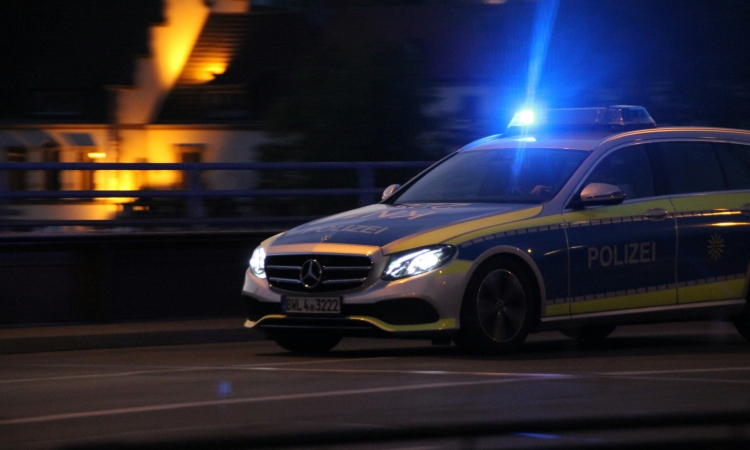 BMW-Fahrer flüchtet vor Polizei und entkommt - Polizei sucht Zeugen 